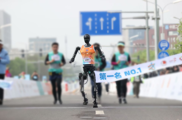 机器人参加北京亦庄半程马拉松比赛